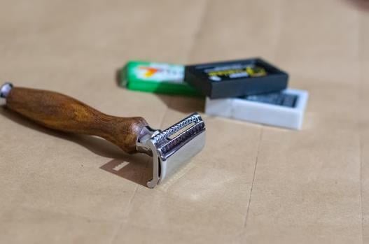 Straight Razor vs. Safety Razor: Which is Better?